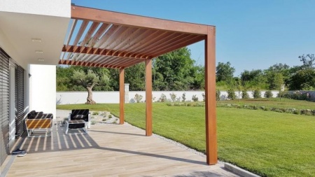Pergola traditionnelle &agrave; Val de Briey, un am&eacute;nagement ext&eacute;rieur &eacute;l&eacute;gant et durable